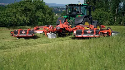 FC 9330 RA au travail dans un champs