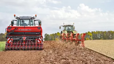 Das Front-Keyvisual der KUHNaktuell. Bodenbearbeitung und Sätechnik, welches einen Pflug und eine Sämaschine der Firma KUHN darstellt