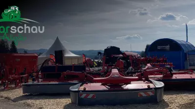 KUHN-Stand auf der Agrarschau Allgäu 2023 mit dem Logo der Agrarschau Allgäu