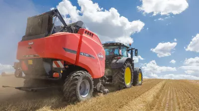 Rundballenpresse KUHN VB 7100 im Einsatz.