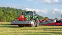 Ein Bild des Mähwerks mit Querförderschnecke GMD 9530 RV im Vorführring der KUHN ON TOUR.