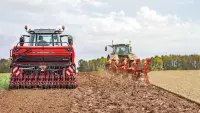 Das Front-Keyvisual der KUHNaktuell. Bodenbearbeitung und Sätechnik, welches einen Pflug und eine Sämaschine der Firma KUHN darstellt