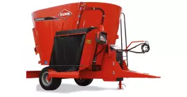 Ein Bild des EUROMIX I 870, eines gezogenen Futtermischwagens mit einer Vertikalschnecke der Firma KUHN
