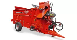Ein Bild des PRIMOR 5570 M, eines Einstreu- und Vertreilgeräts der Firma KUHN