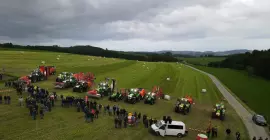 Ein Bild mit mehreren Gespannen von der KUHN ON TOUR - Futterernte und Pressen 2024.