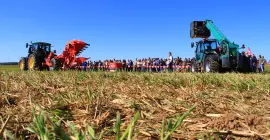 Ein Bild von der KUHN ON TOUR 2023 mit Zuschauern, die eine Maschinenvorführung bestaunen