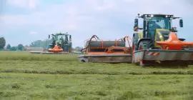 Ein Bild von KUHN-Futtererntemaschinen im Einsatz durch das Lohnunternehmen Reuter.