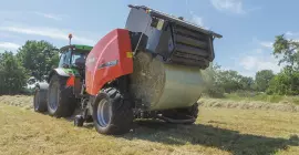 KUHN FB 3135 AUTOMATE beim Auswerfen eines foliengebundenen Rundballens.