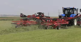 Schwader GA 13031 beim Arbeiten auf einer Wiese