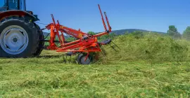 Der Giroheuer GF 10803 beim Arbeiten auf einer Parzelle