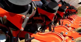 Für eine optimale Anpassung an die gegebenen Einsatzbedingungen lässt sich der Schardruck des Säaggregats variabel zwischen 60 und 120 kg einstellen.