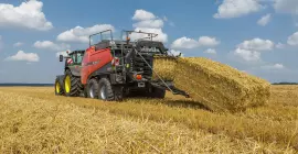 SB 1290 iD beim Pressen auf einem Strohacker