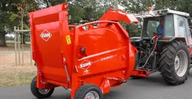 Einstreugerät KUHN PRIMOR 2060 H in Aufsattelversion beim Transport