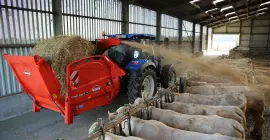 Einstreu- und Verteilgerät KUHN PRIMOR 2060 M beim Transport 