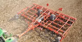 Dank stufenloser hydraulischer Einstellung ist die Arbeitstiefe des PROLANDER aus der Kabine einstellbar.