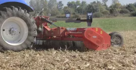 RM 610 Mulchgerät bei der Arbeit auf einem Feld mit Maisrückständen