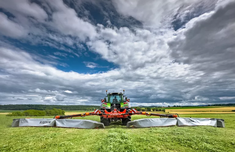 Ein Bild des Mähwerks GMD 15030 mit 14,50 Metern Arbeitsbreite voll ausgeklappt im Feld.