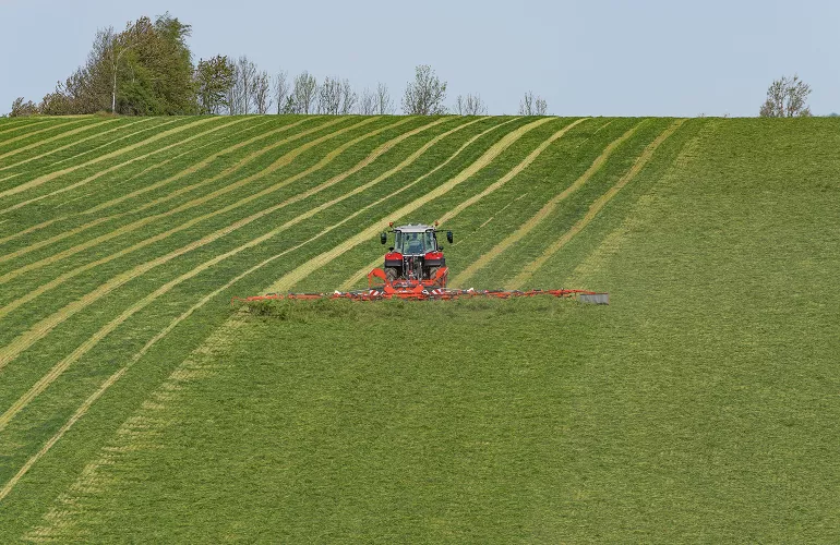 Ein Bild eines KUHN-Wenders im Einsatz.