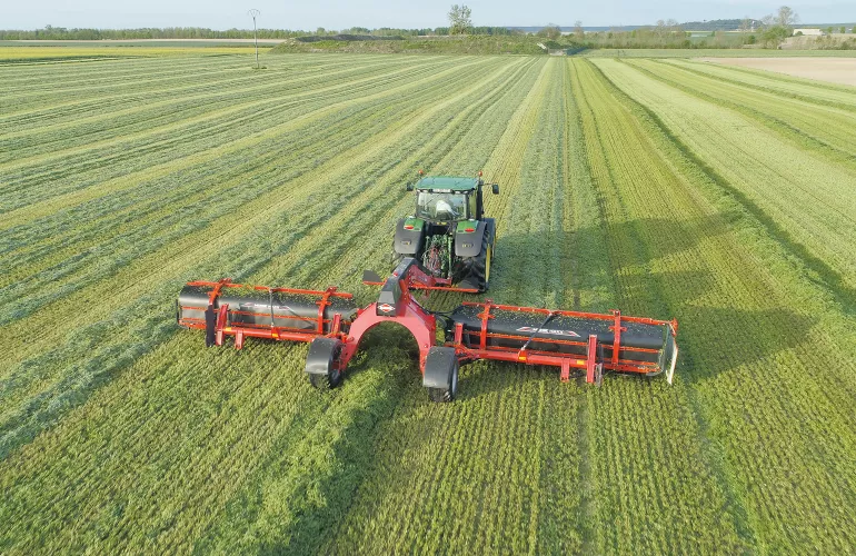 Ein Bild des Bandschwaders MERGE MAXX 952 im Einsatz.