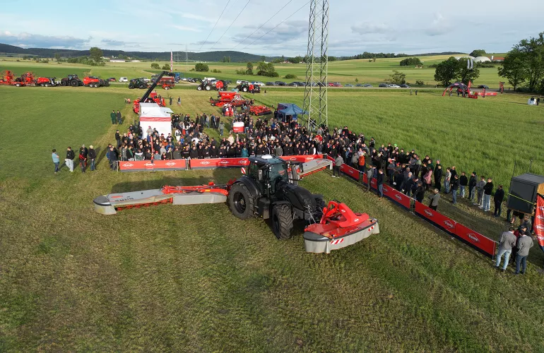 Ein Bild des Mähwerks GMD 15030 mit 14,5 Metern Arbeitsbreite im Vorführring bei der KUHN ON TOUR.