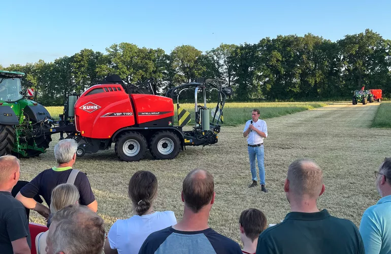 Ein Bild der Presswickelkombination VBP 7190 OC33 mit 33-Messer-Schneidwerk im Vorführring bei der KUHN ON TOUR.