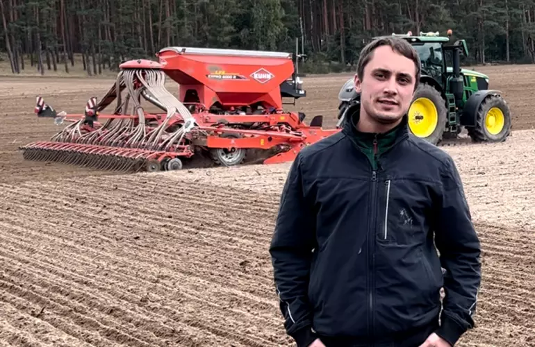 Ein Foto von Eric Rummland - Betriebsleiter der Agrargesellschaft Emsterland - vor der ESPRO 6000 R