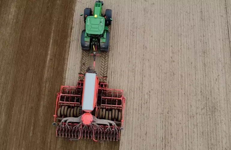 Ein Foto der ESPRO 6000 R - der Universaldrillmaschine von KUHN - aus der Vogelperspektive