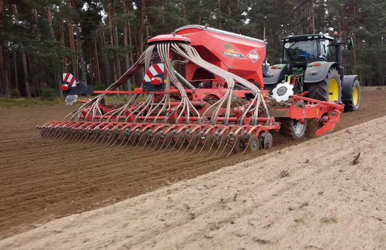 Ein Foto der ESPRO 6000 R - der Universaldrillmaschine von KUHN