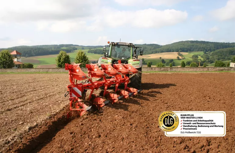 KUHNaktuell. Boden und Aussaat Pflug Master L mit Logo DLG-Test