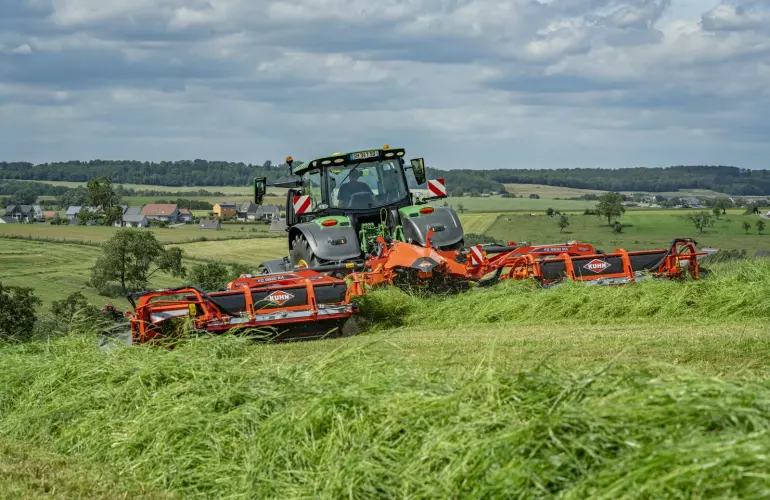 Das Mähwerk FC 9830 RA von KUHN im Arbeitseinsatz