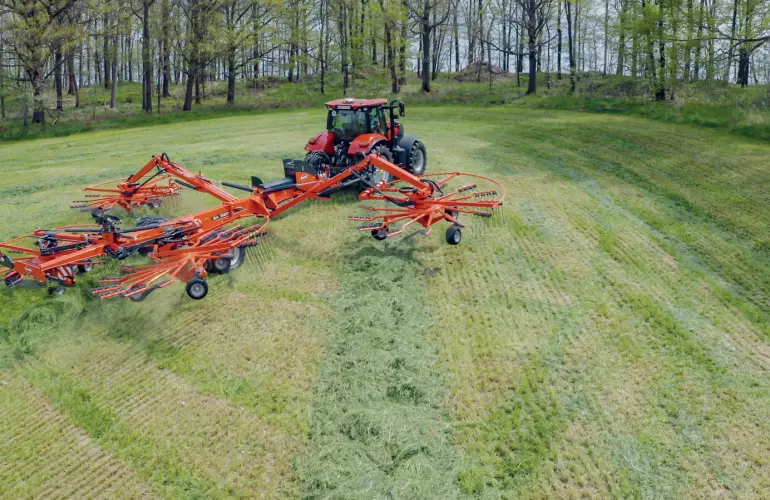Ein Bild des Vierkreiselschwaders GA 15231 von KUHN im Arbeitseinsatz