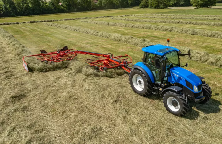 Ein Bild des Zweikreiselwurmschwaders GA 7932+ von KUHN im Arbeitseinsatz