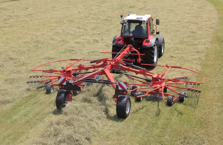 Ein Bild des Zweikreiselschwaders GA 7501+ von KUHN beim Einsatz