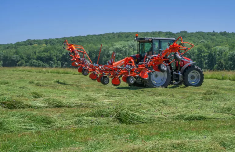 Ein Bild des Wenders GF 10803 von KUHN beim Arbeitseinsatz