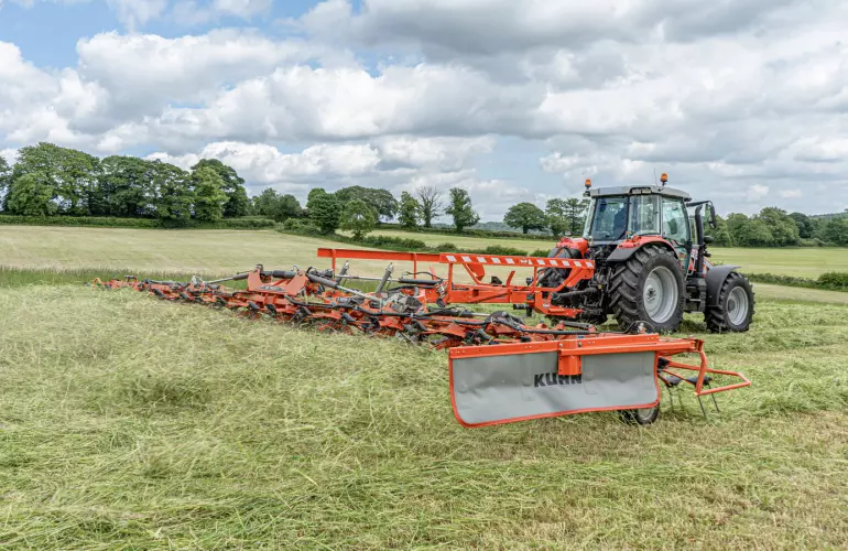 Ein Bild des Wenders GF 13003 T von KUHN beim Arbeitseinsatz