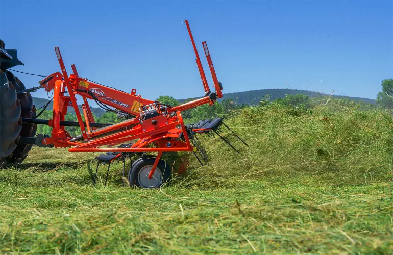Ein Bild des Kreiselwenders GF 10803 von KUHN im Einsatz