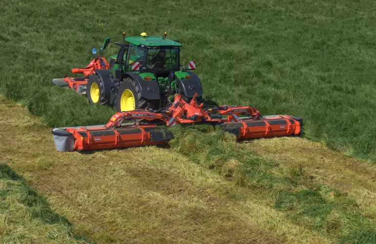 Das Mähwerk mit Querförderschnecke GMD 9530 RV von KUHN im Arbeitseinsatz