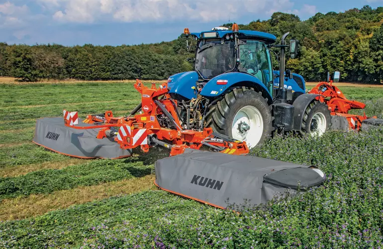 Ein Bild des Schmetterlingsmähwerks GMD 8730 von KUHN beim Einsatz
