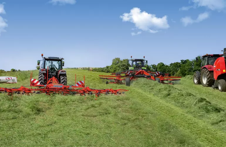 Ein Foto welches eine breite Auswahl der Futtererntemaschinen der Firma KUHN abbildet - Mähwerk, Wender, Schwader und Ballenpresse