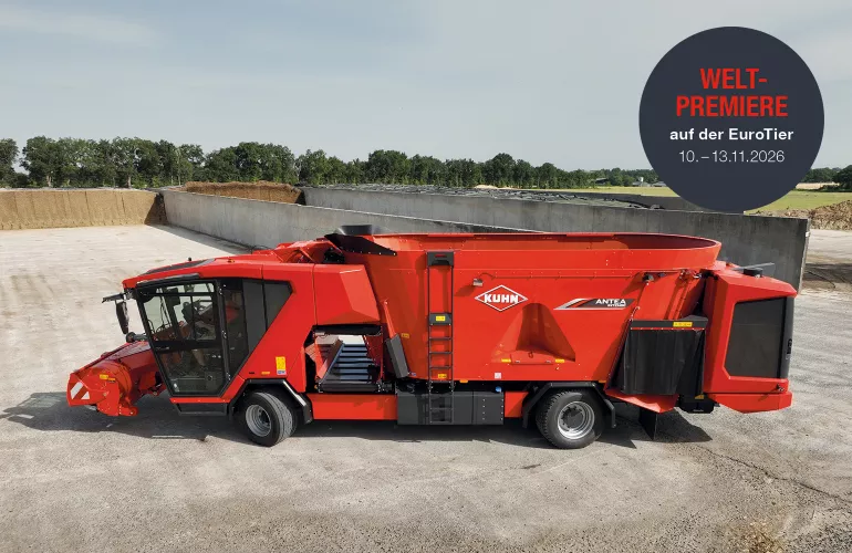 Ein Bild des ANTEA 2, eines selbstfahrenden Futtermischwagens mit 2 Vertikalschnecken von KUHN und dem Badge zur Weltpremiere der Maschine auf der EutoTier 2026.