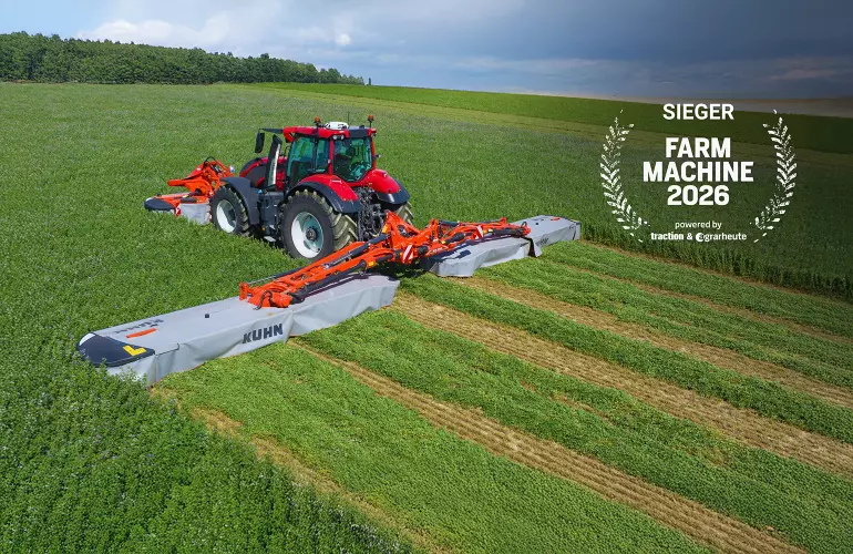 Ein Bild des GMD 15030 im Arbeitseinsatz mit dem Sieger-Abzeichen zur Farm Machine 2026 in der Kategorie Futterernte.