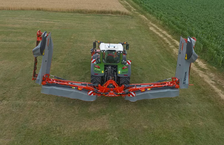 Ein Bild des GMD 15030 beim Klappvorgang, wo man gut erkennt, dass es 4 unabhängige Mähbalken sind.