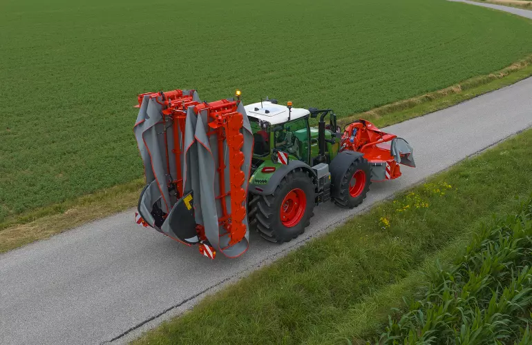 Ein Bild des GMD 15030, welches in Transportposition auf der Straße unterwegs ist.