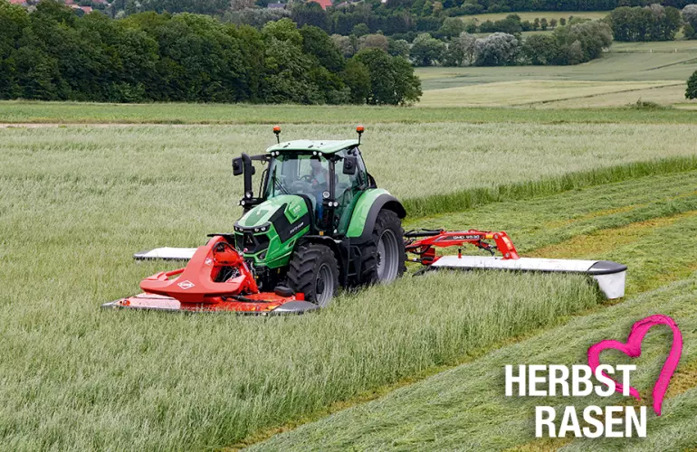 Eine Darstellung des Keyvisuals für Mähwerke aus der KUHNaktuell. Herbstrasen (Frühbezug) von KUHN.