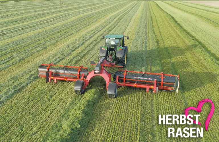 Eine Darstellung des Keyvisuals für Schwader aus der KUHNaktuell. Herbstrasen (Frühbezug) von KUHN.