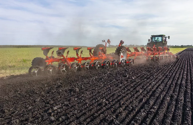 Ein MULTI CHALLENGER XT, ein Aufsattelvolldrehpflug der Firma KUHN, im Arbeitseinsatz.