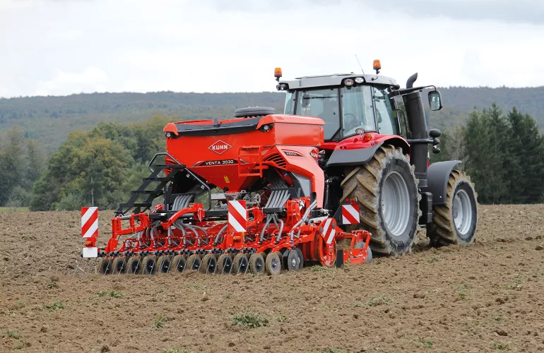 Die VENTA 3030 und die CD 3020, eine Aufbaudrillkombination mit Kreiselegge der Firma KUHN, im Arbeitseinsatz.