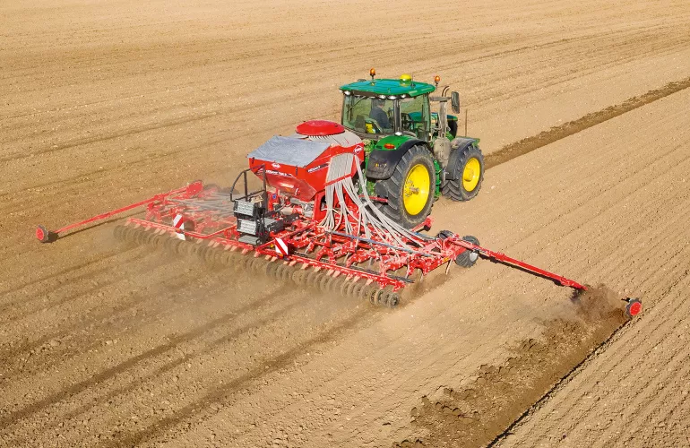 Ein Bild der MEGANT 722 R, einer Zinkensämaschine für die Mulchsaat von KUHN.