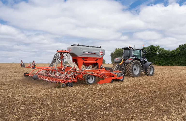 Ein Bild der ESPRO 6002 R, einer Universaldrillmaschine von KUHN, im Arbeitseinsatz.