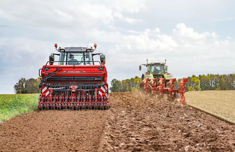 Das Front-Keyvisual der KUHNaktuell. Bodenbearbeitung und Sätechnik, welches einen Pflug und eine Sämaschine der Firma KUHN darstellt